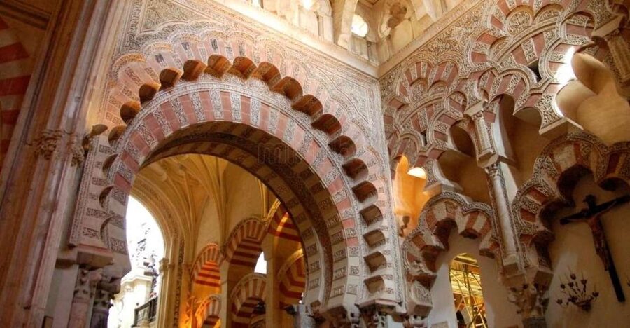 Cordoba: Early Bird Private Tour of the Mosque-Cathedral - Inside the Mosque-Cathedral: columns, double arcades, horseshoe arches