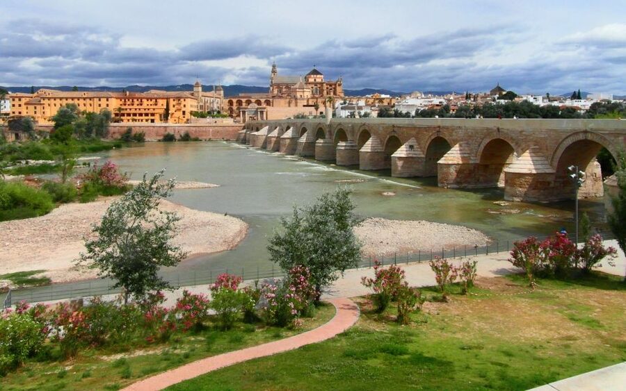 Cordoba: Electric Bike Tour - The 2-Hour Ride: Moorish, Medieval, City Center, and Reconquest Churches