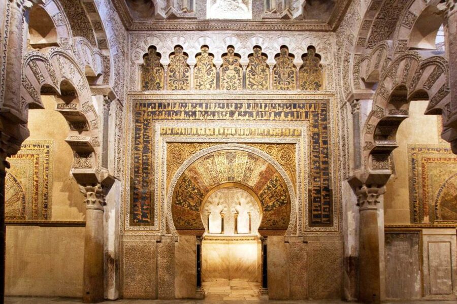 Córdoba Guided Tour of the Mosque, Jewish Quarter & Alcazar - What the start feels like: meeting point and pacing