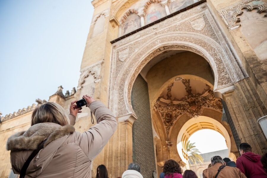 Cordoba: Jewish Quarter and Mosque-Cathedral Guided Tour - Judería de Cordoba walking time: narrow lanes, small squares, and the rhythm of the past