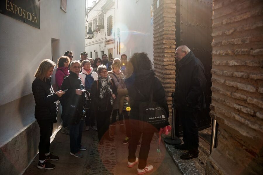 Cordoba: Jewish Quarter and Mosque-Cathedral Guided Tour - Entering the Mosque-Cathedral: the column maze that actually has a logic