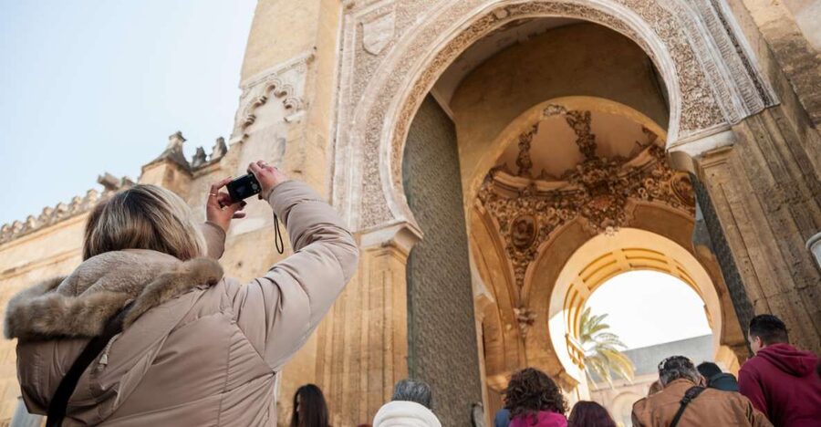 Cordoba: Jewish Quarter and Mosque-Cathedral Guided Tour - Córdoba Synagogue: the doorwork, the trefoil arch, and closure days