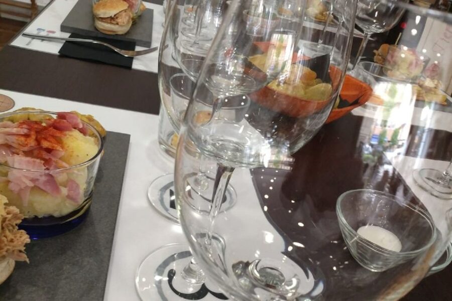 Córdoba: Local Wine Tasting Evening - Tapas pairings that actually teach you something
