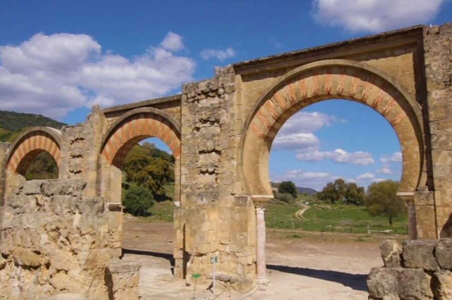 Cordoba: Medina Azahara Guided Tour without transport - Where to meet: the green umbrella at the reception