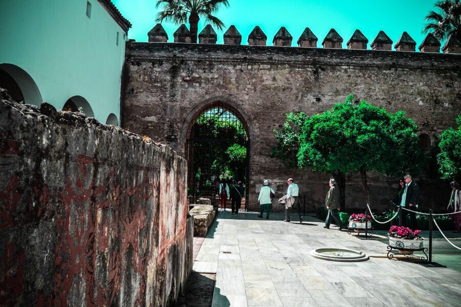 Córdoba: Mosque-Cathedral and Alcazar Tour - Guide Style and Group Pacing: Why It Matters in Córdoba