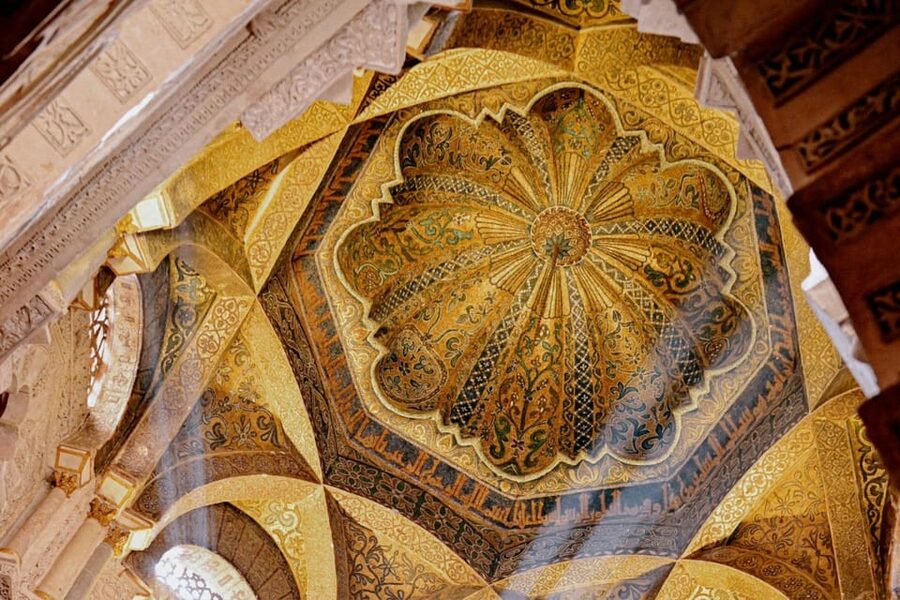 Cordoba: Mosque-Cathedral and Jewish Quarter Guided Tour - Patio de los Naranjos: a quiet pause that teaches you how to look