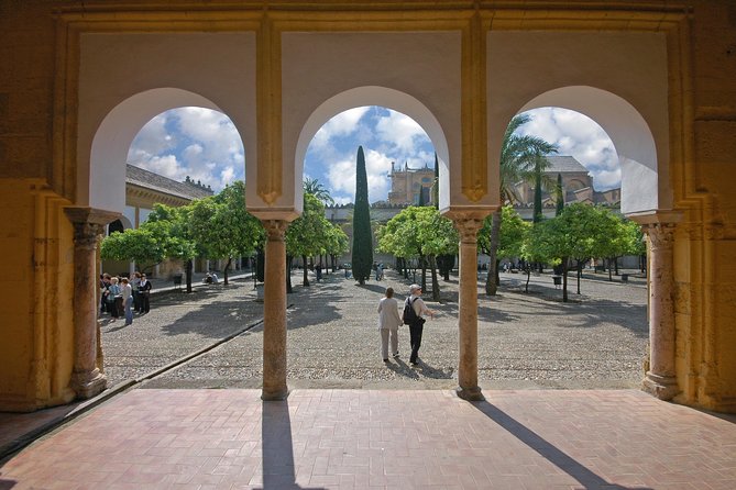 Cordoba Mosque & Jewish Quarter Guided Tour with tickets - Headphones and group size: hearing the guide in a crowded complex