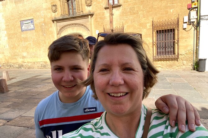 Córdoba Scavenger Hunt and City Highlights Walking Tour - Mezquita-Catedral Stop: Where Questions Make You Look Closely