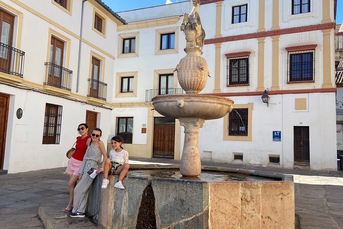 Córdoba Scavenger Hunt and City Highlights Walking Tour - Los Patios de San Basilio: Courtyard Vibes Built into the Hunt