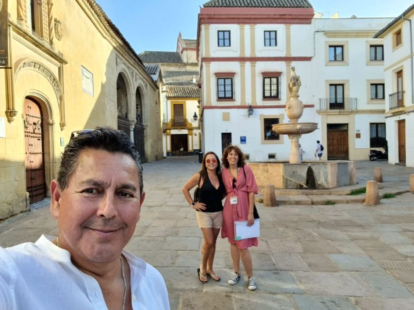 Córdoba: Tour of the three cultures to see the city in a day - Roman Temple of Córdoba and the first squares: start with the older pulse