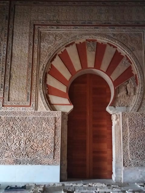 Guided tour of Medina Azahara only in french - Entrance fees included, but the internal shuttle may cost extra