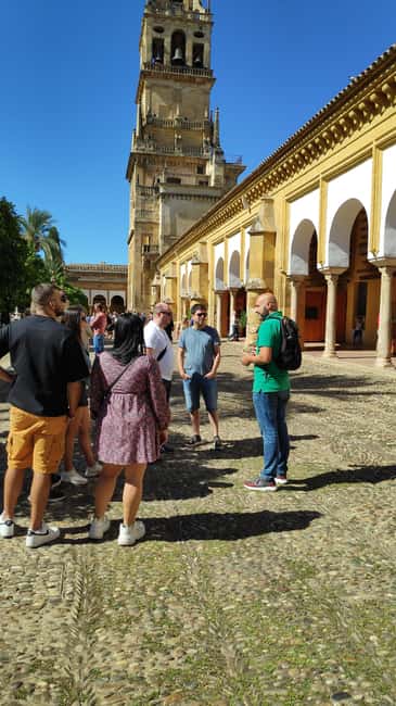 Heritage Córdoba: The most essential tour in Córdoba - The meeting point: find the white-and-green umbrella, not the crowd