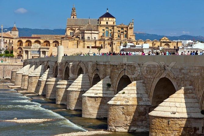 Mosque-Cathedral, Alcazar & Jewish Quarter with Tickets - Headphones, Group Size, and Walking Pace in a 25-Person Limit