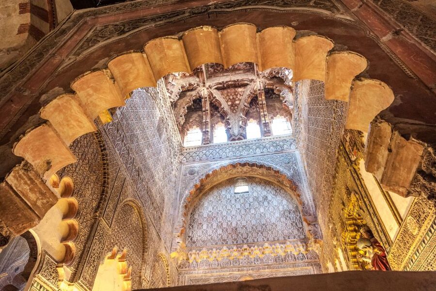 Mosque-Cathedral of Córdoba Guided Tour with Tickets - Pace, crowd levels, and foot comfort inside La Mezquita