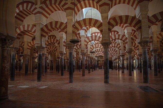 Visita guiada a la Mezquita Catedral y el Alcázar de los Reyes Cristianos - Inside the Mezquita-Catedral: how the guide helps you read the building